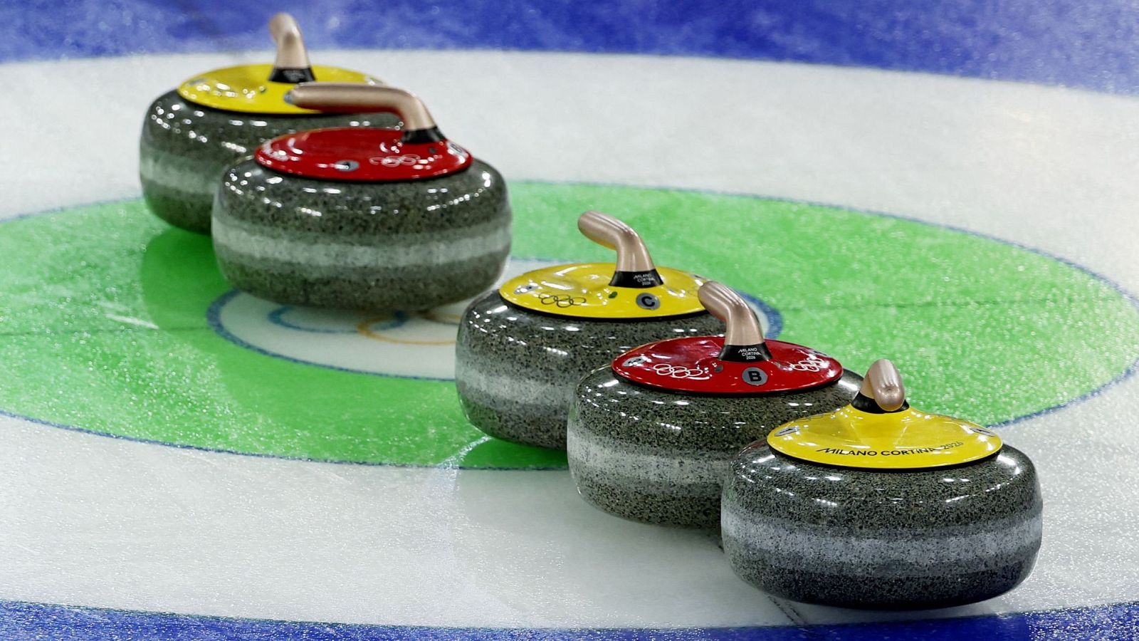 Imagen de las piedras del curling durante un partido de los Juegos Olímpicos de invierno de Milano Cortina 2026.
