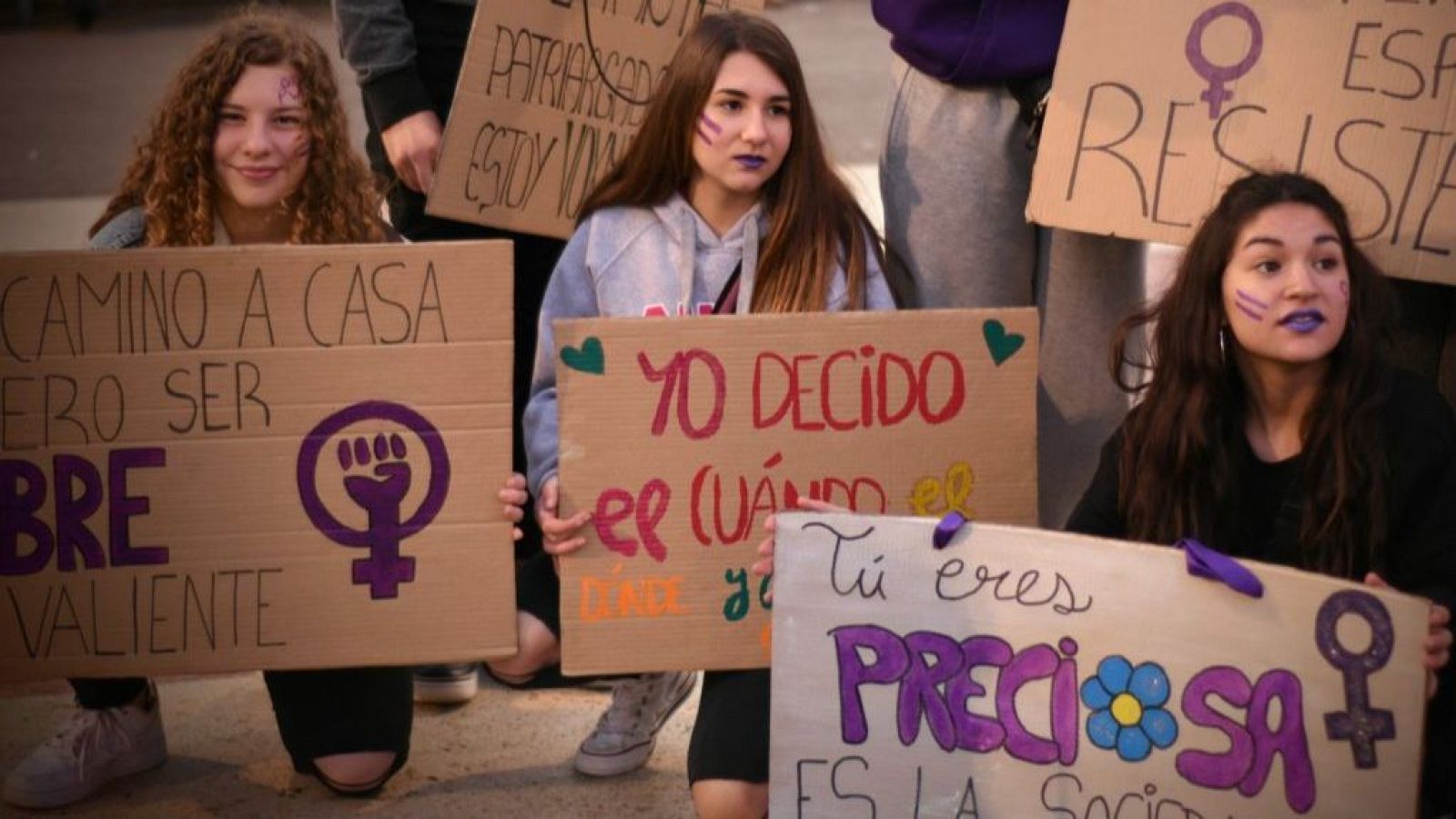 Jóvenes en una manifestación feminista sujetando pancartas.