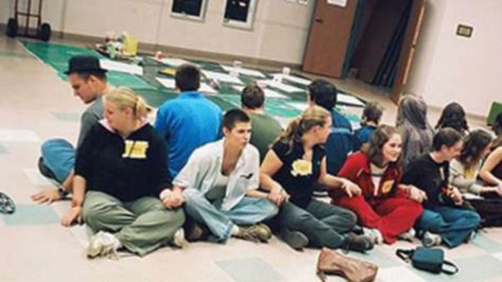 Jóvenes sentados en una manifestación feminista