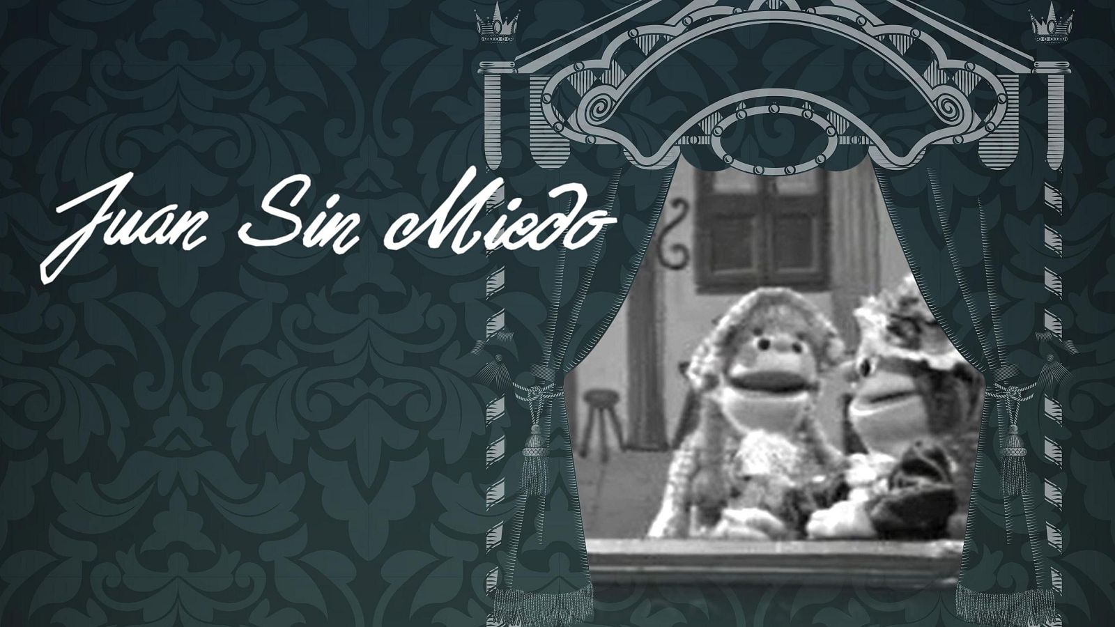 Un cartel publicitario de la serie "Juan sin Miedo" muestra el título en una fuente cursiva blanca sobre un fondo oscuro con un patrón. En el centro, un teatro de marionetas con dos figuras con forma de monos.
