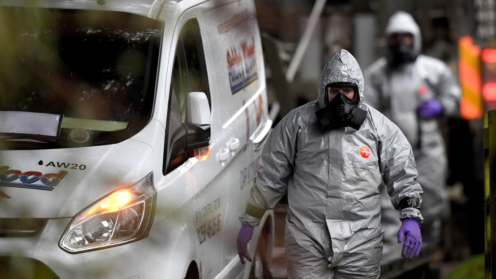 Miembros del ejército británico equipados con trajes NBQ investigan el envenenamiento del agente ruso Skripal