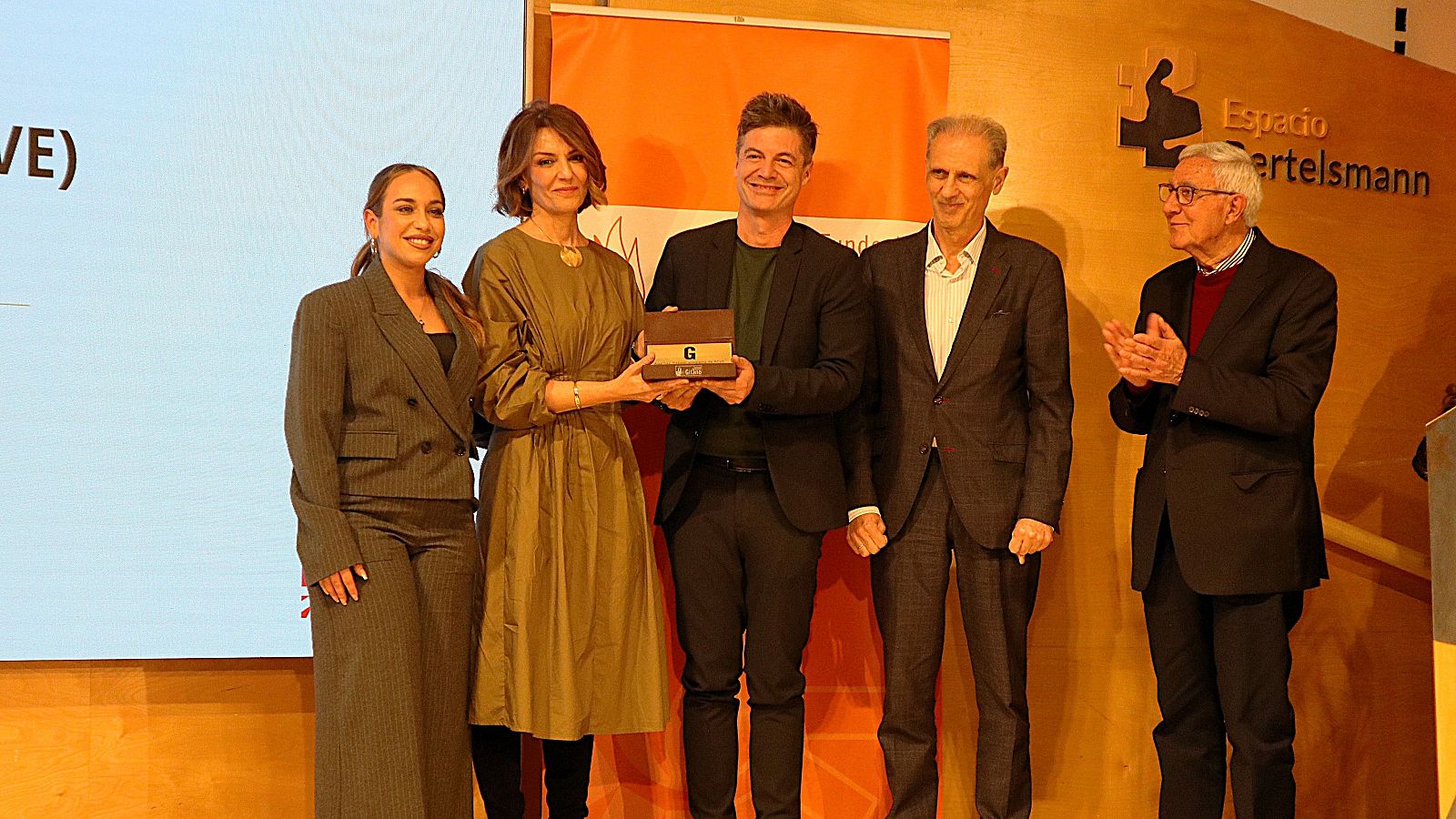 El equipo de 'Aquí hay trabajo' recoge el galardón