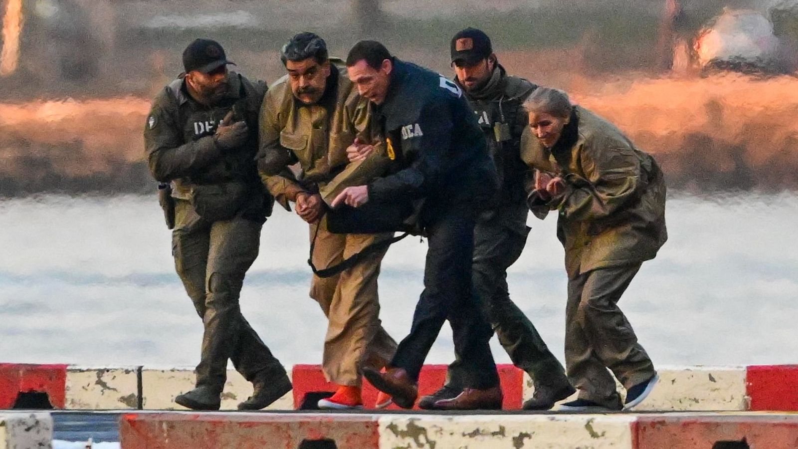 El presidente de Venezuela, Nicolás Maduro, y su esposa, Cilia Floress a su llegada al helipuerto de Wall Street, el 5 de enero de 2026, para ser traslados al tribunal federal en Nueva York