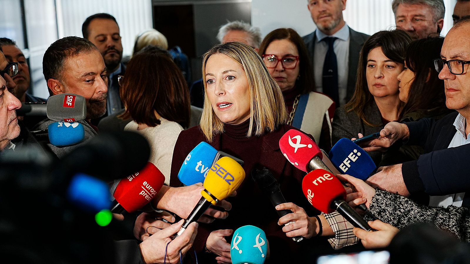 La presidenta de la Junta de Extremadura en funciones, María Guardiola, atiende a los medios
