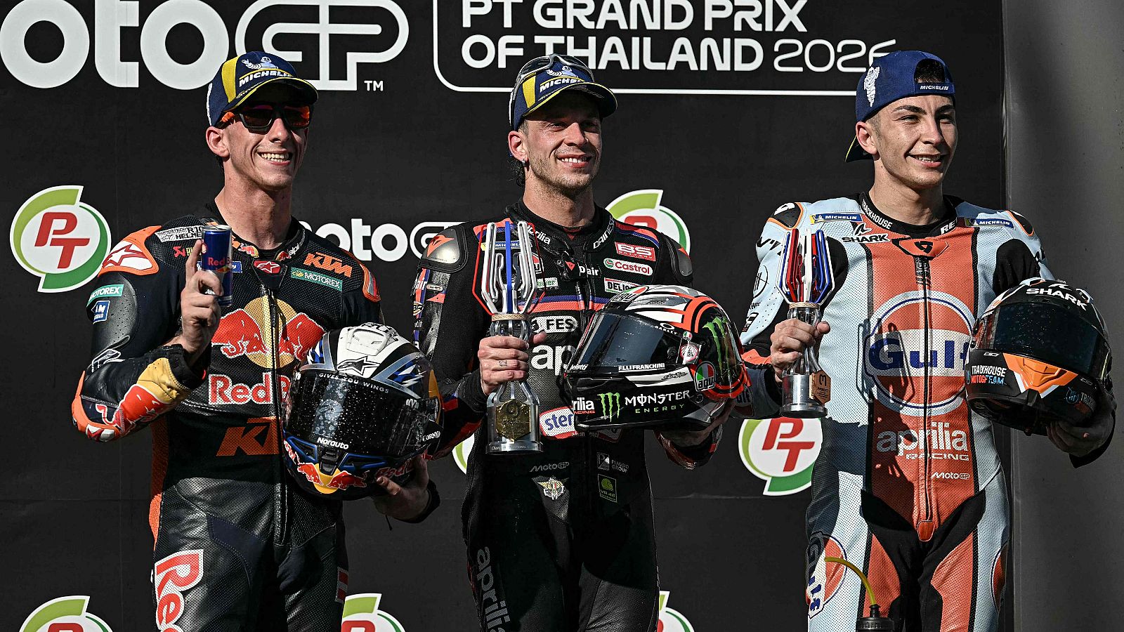 Bezzecchi escoltado en el podio por los españoles Acosta y Fernández.