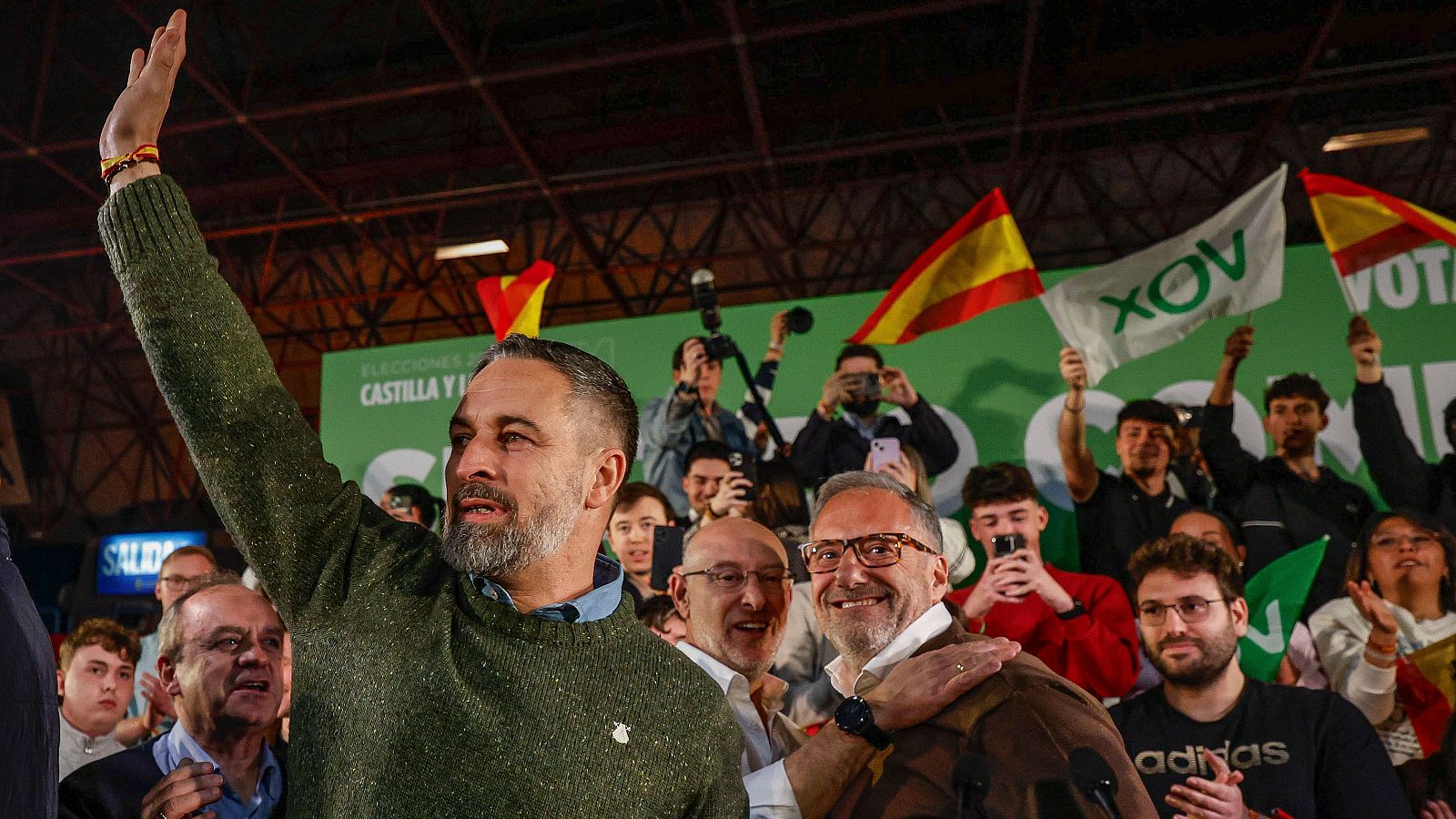 El presidente de VOX, Santiago Abascal, el candidato a la presidencia a la Junta de Castilla y León, Carlos Pollán, y el cabeza de lista por Burgos, Iñaki Sicilia