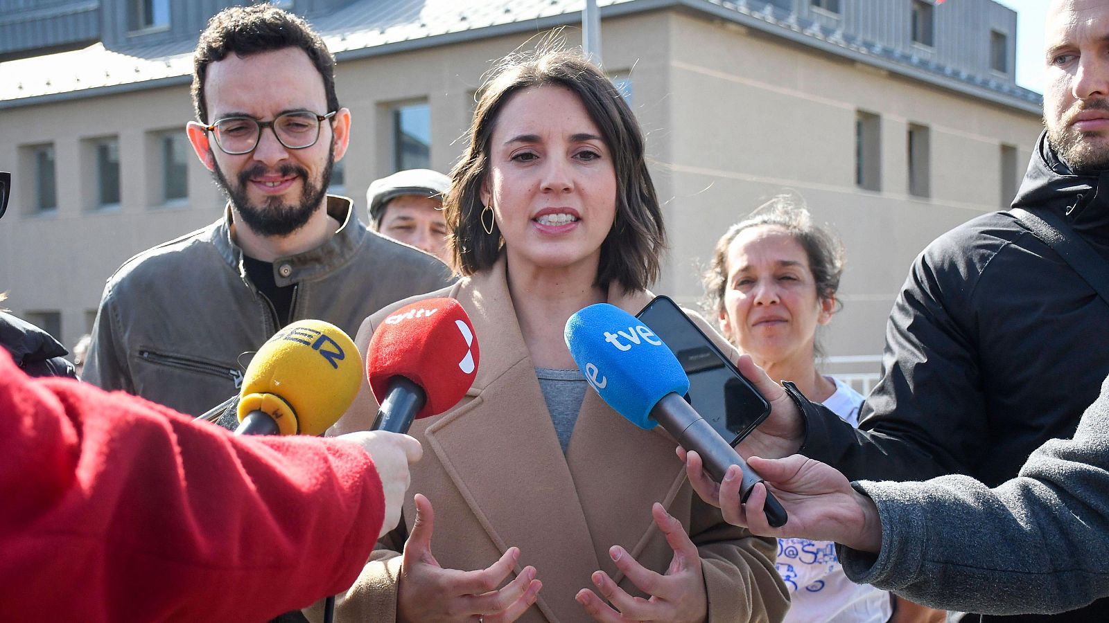 La secretaria política y eurodiputada de Podemos, Irene Montero, atiende a la prensa