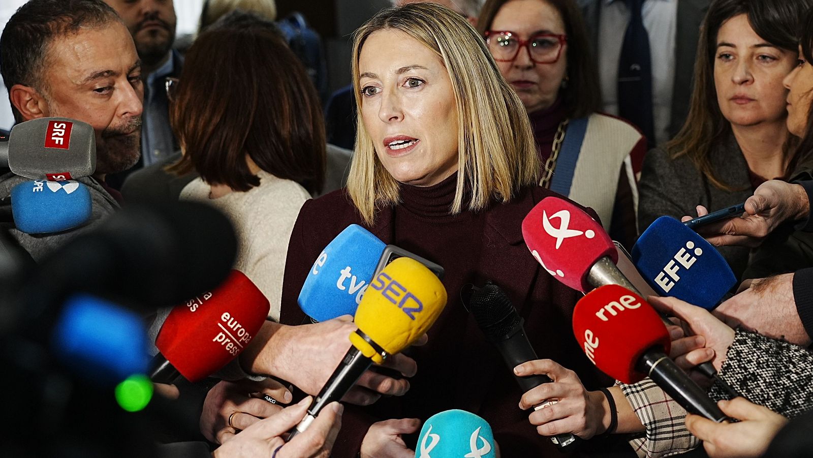 La presidenta de la Junta de Extremadura en funciones, María Guardiola, atiende a los medios, a 16 de febrero de 2026