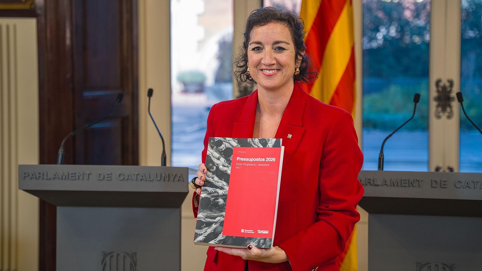 La consellera d'Economia i Finances, Alícia Romero, mostra el projecte de pressupost després de l'entrega al Parlament.  (ACN | Marc Font)