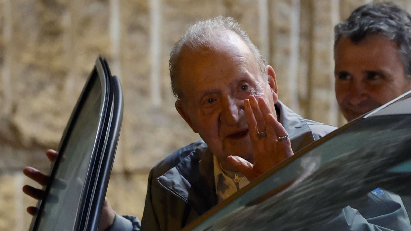 Zarzuela avisa al rey  Juan Carlos que tendrá que pagar impuestos si vive en España