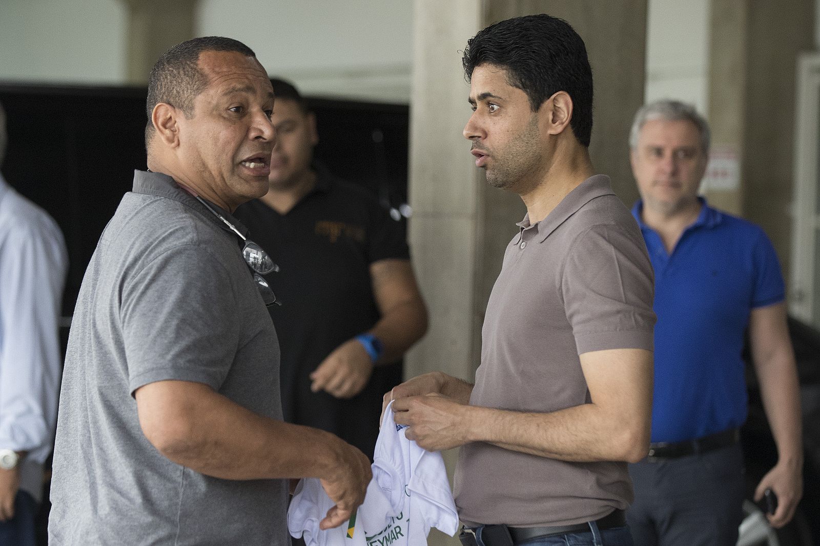 Neymar padre y el presidente del PSG, Nasser Al Khelaifi (d)