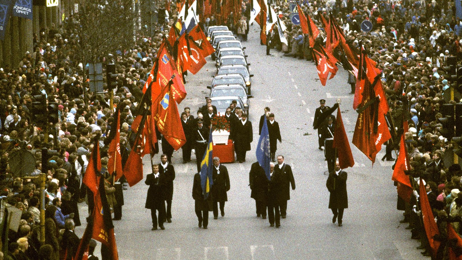 Cortejo fúnebre con el féretro del fallecido primer ministro sueco Olof Palme camino del entierro en el cementerio de Adolf Fredrik, en Estocolmo (Suecia)