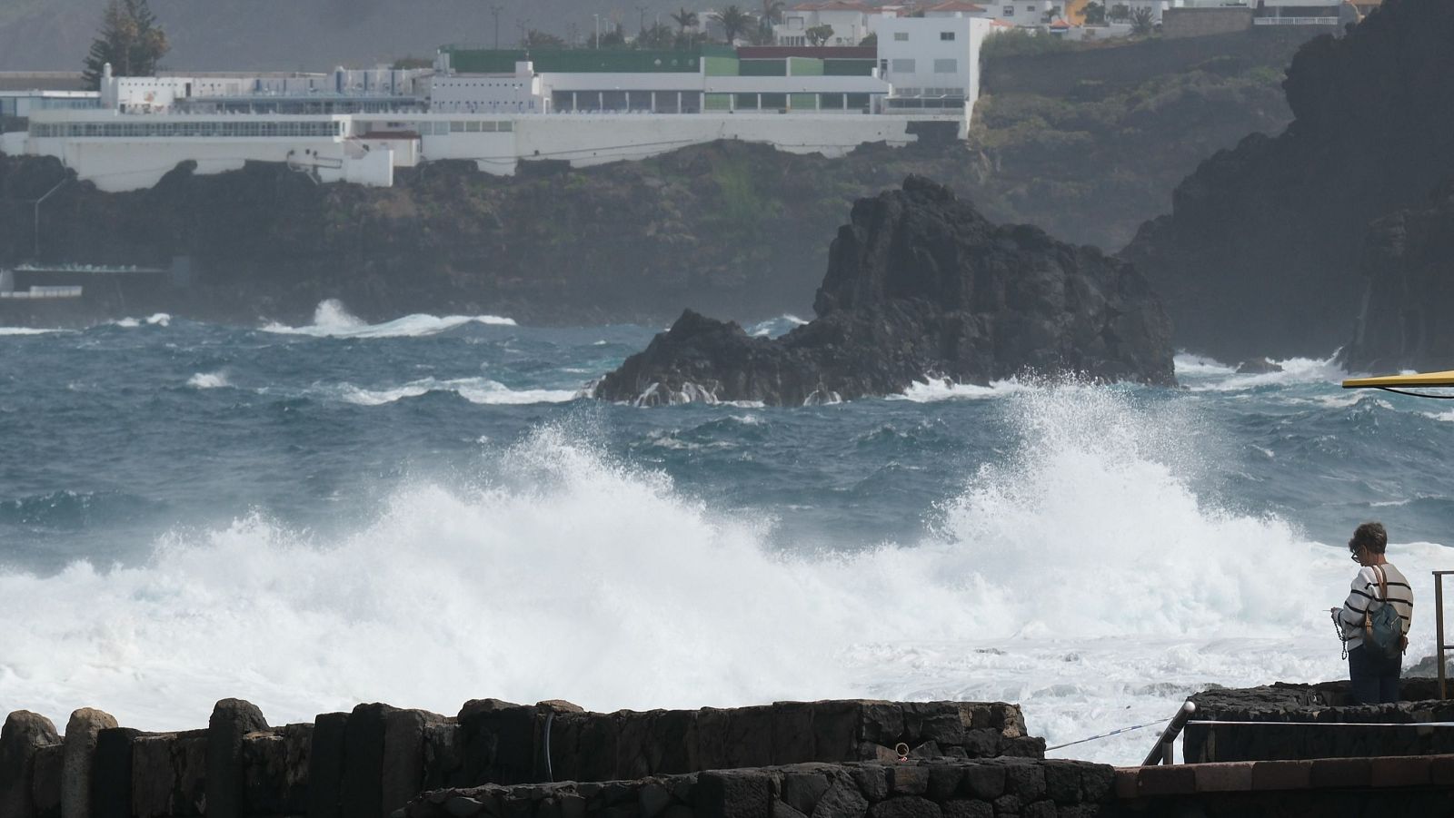 Oleaje, viento y calima en Tenerife