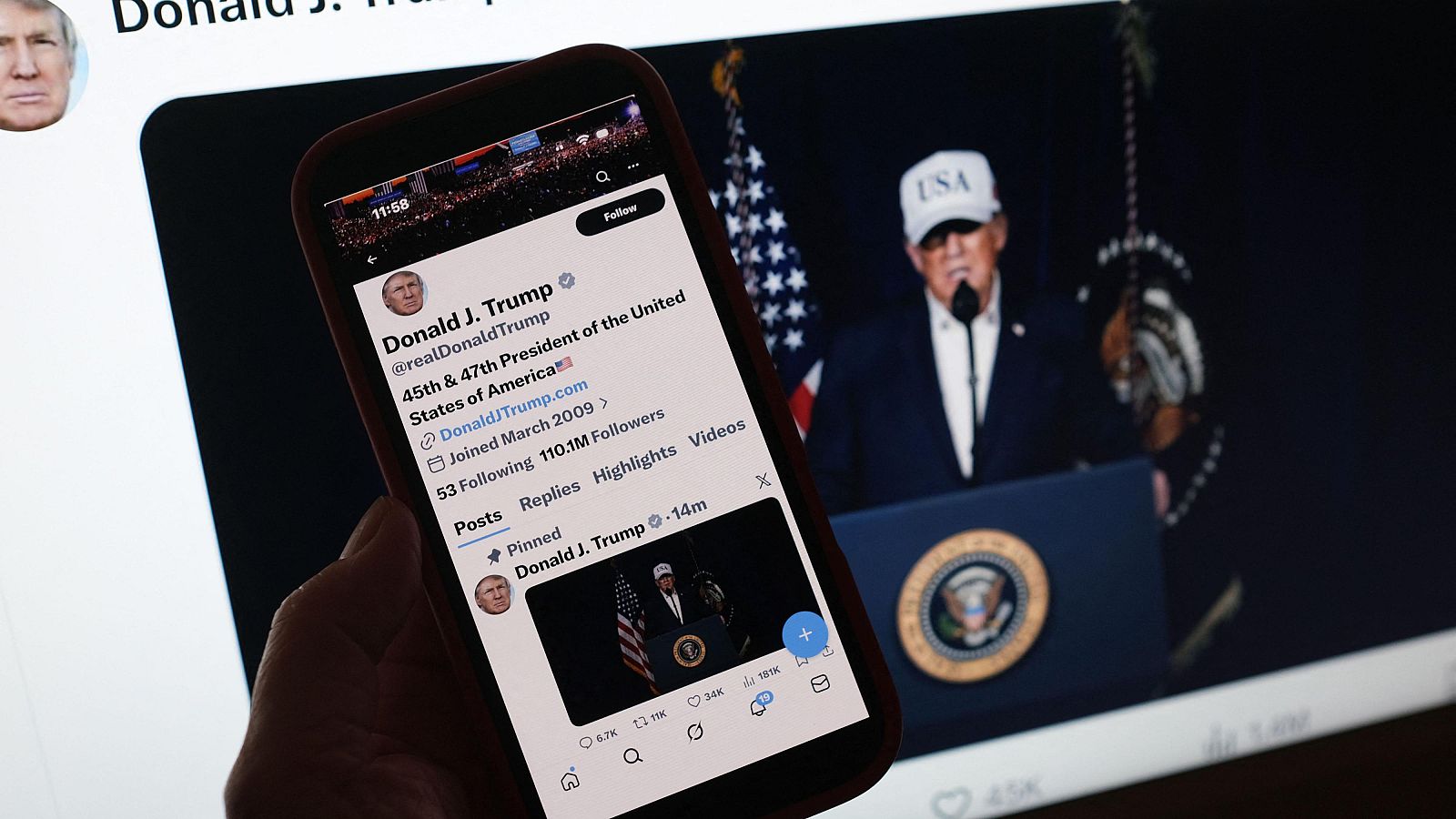 En la pantalla de un teléfono móvil se muestra la cuenta de una persona en una red social, con su nombre de usuario y detalles de su perfil. Se aprecia un post reciente y una imagen de la persona en un evento público, con una gorra y una bandera.