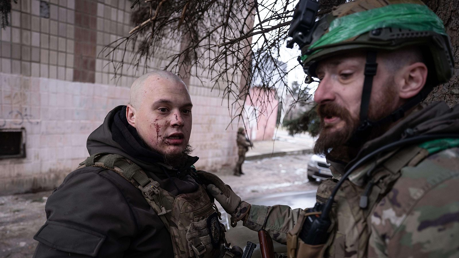 Un soldado calma a un compañero de armas que ha sufrido una herida en la cara en la ciudad de primera línea de Druzhkivka, en la región de Donetsk, Ucrania.