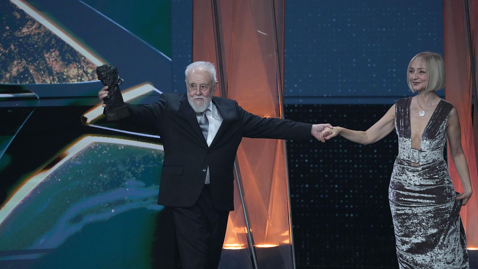 Gonzalo Suárez recoge el Goya de Honor 2026 de manos de Maria de Medeiros en Barcelona.