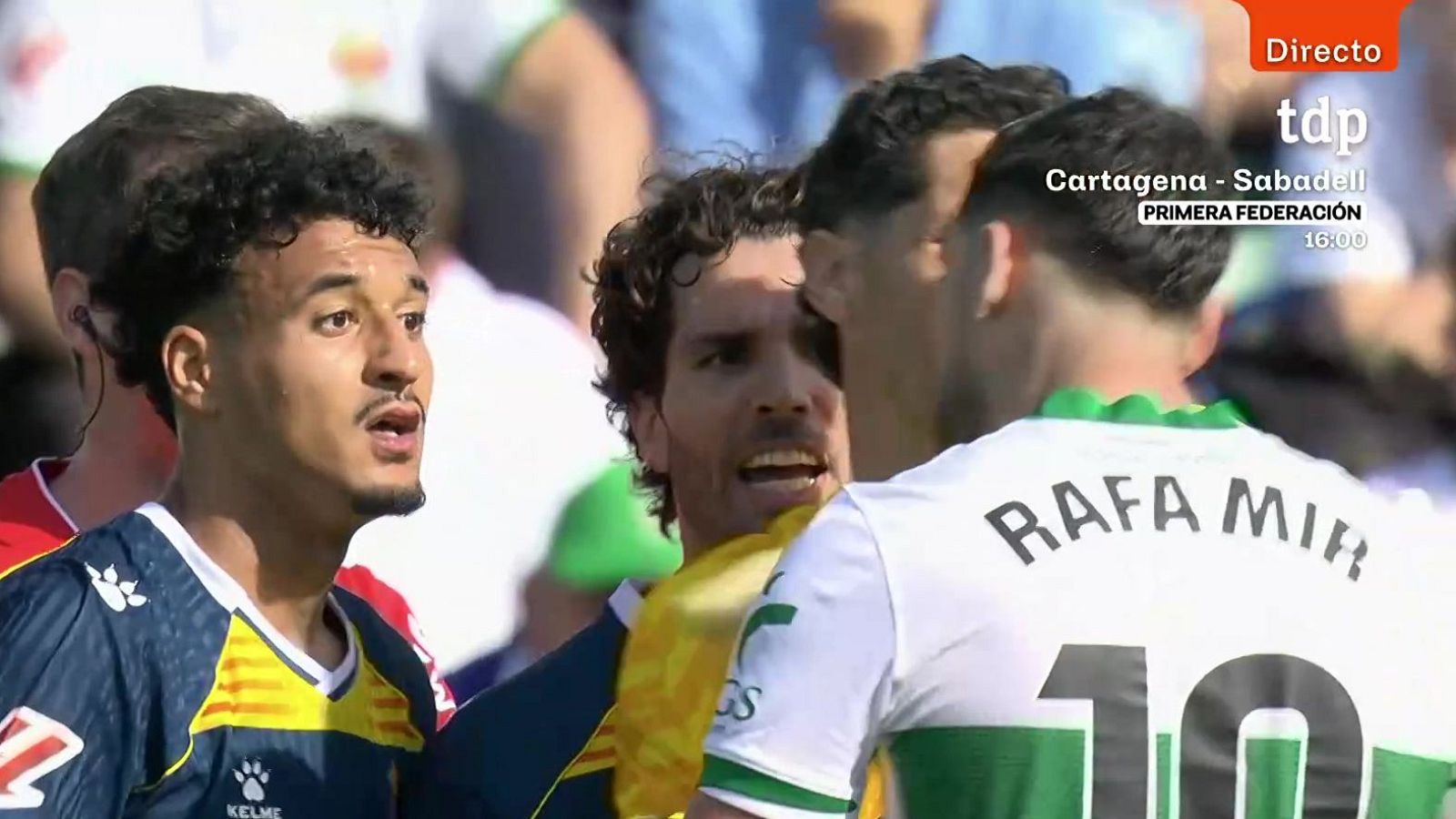 Omar el Hilali y Rafa Mir tras la detención del choque