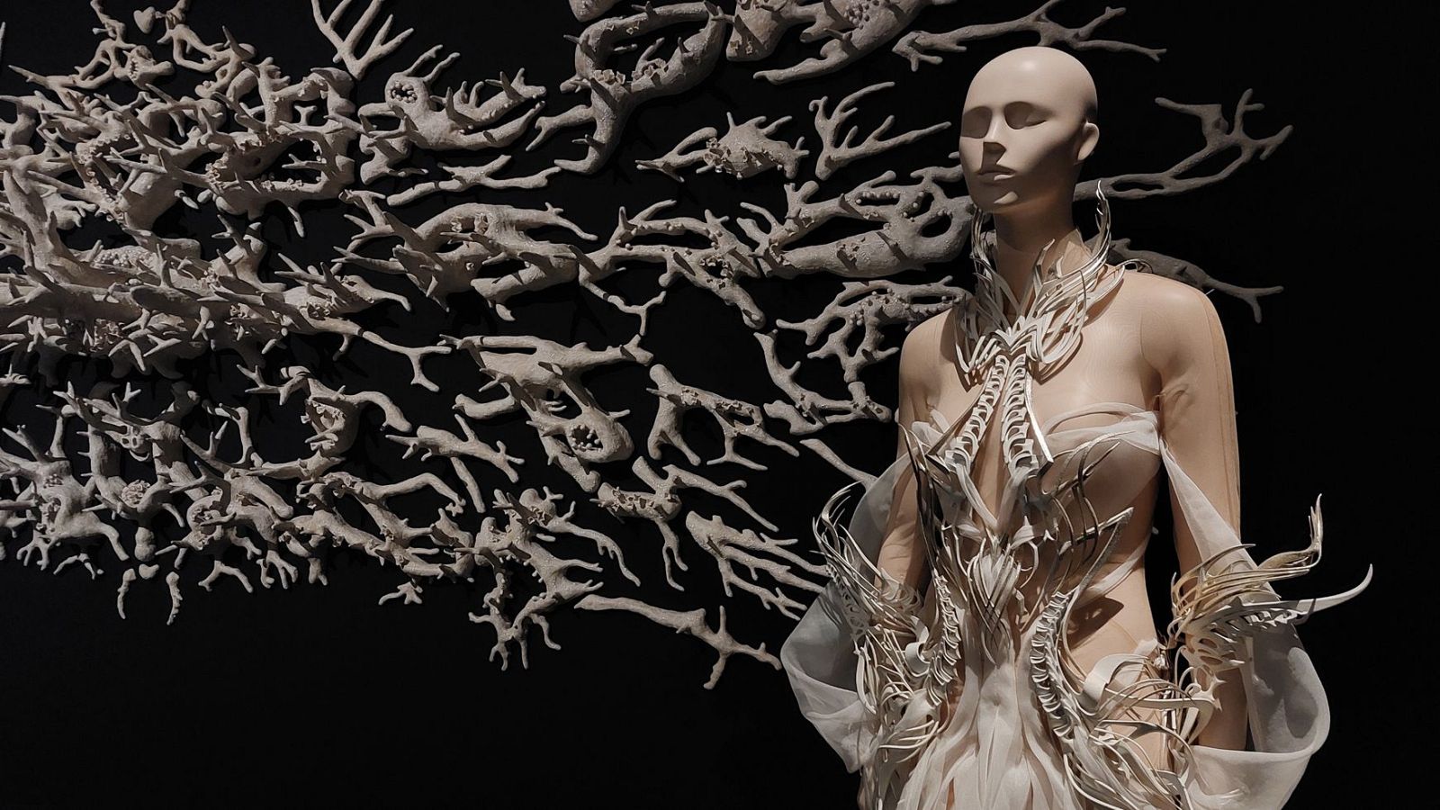La obra de Iris van Herpen, esta madrugada en 'Metropolis'