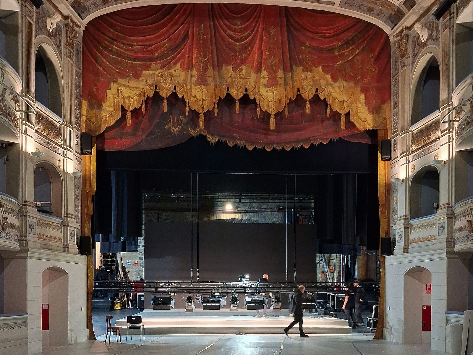 En la imagen aparecen varios operarios del teatro que están trabajando en subir el patio de butacas