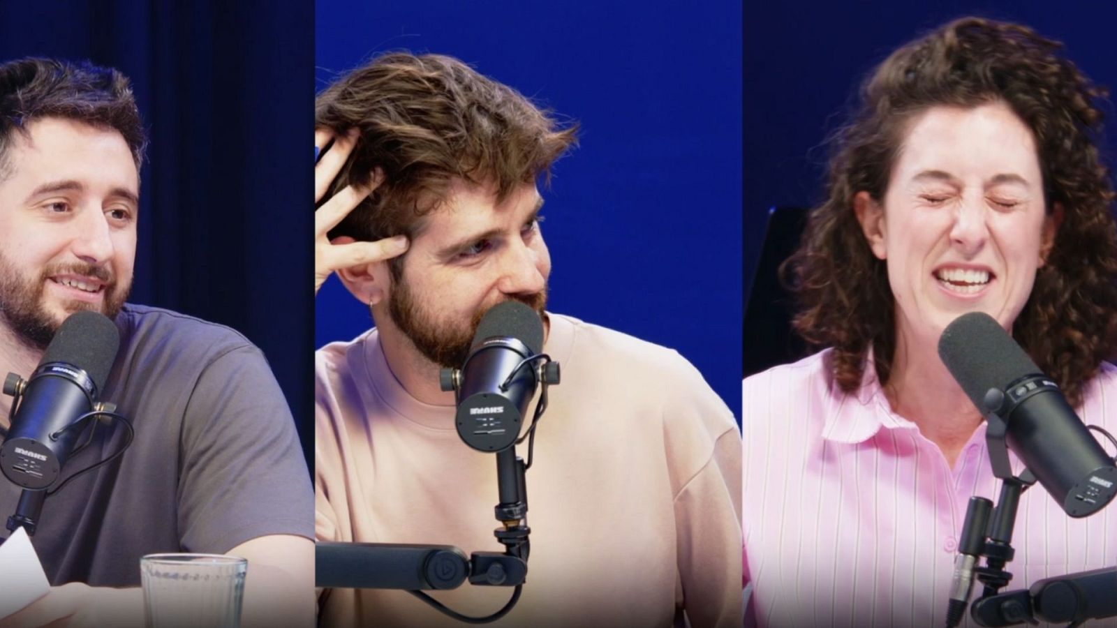 Tres personas, Jorge Yoryas, Miguel Campos y Laura del Val, graban un podcast frente a micrófonos Shure. El fondo es azul oscuro.