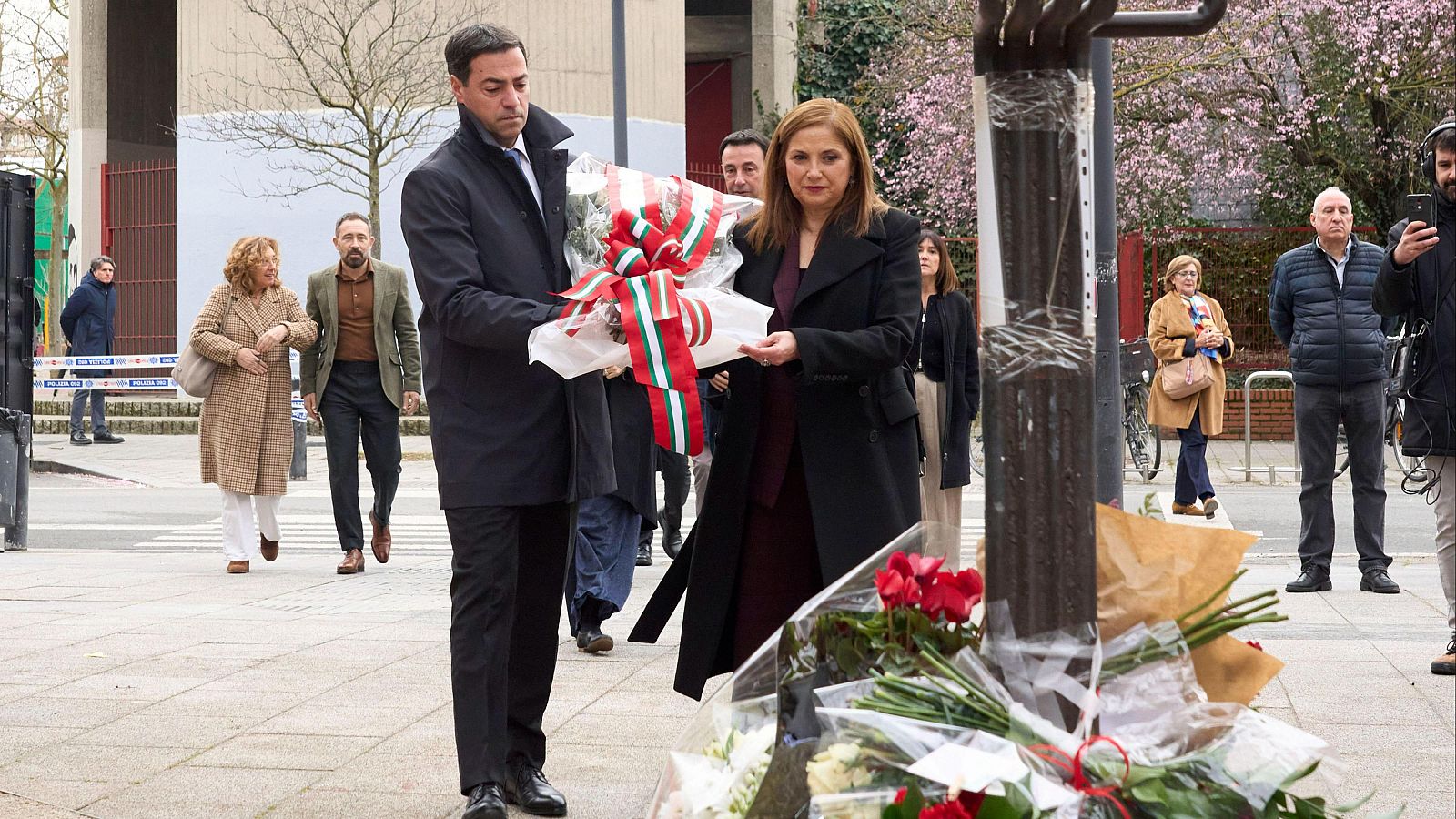 Homenaje a las víctimas de la masacre del 3 de marzo de 1976 en Vitoria: El Lehendakari, Imanol Pradales, junto a la consejera de Justicia y Derechos Humanos, Maria Jesús San José, en la ofrenda floral por el 50 aniversario.