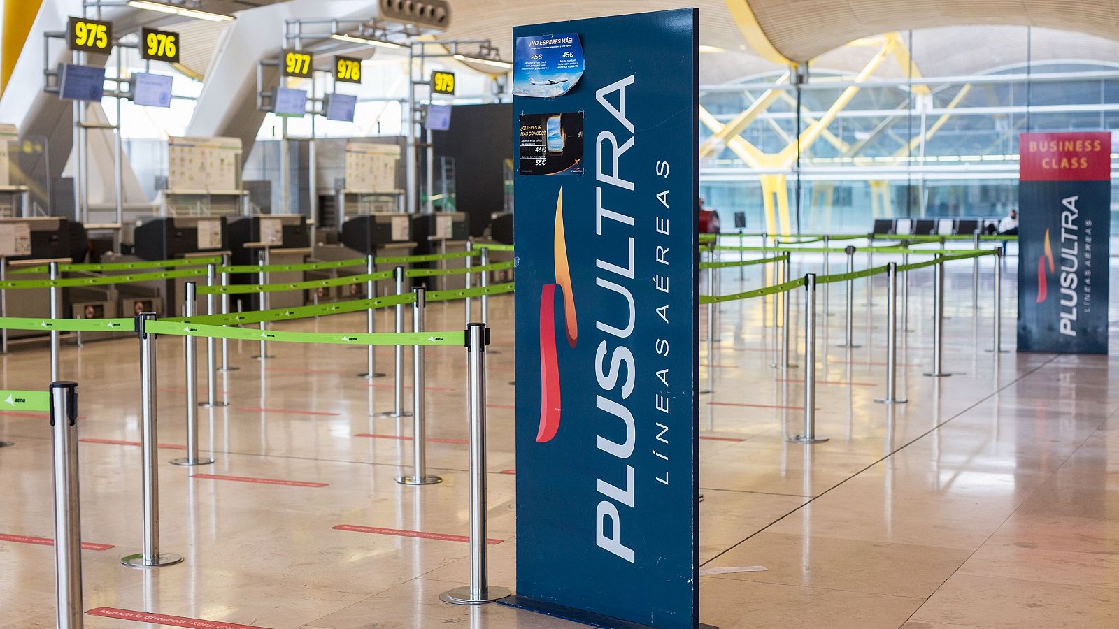 Un panel muestra información sobre vuelos de la aerolínea Plus Ultra, en el aeropuerto de Madrid - Barajas Adolfo Suárez, en 2021