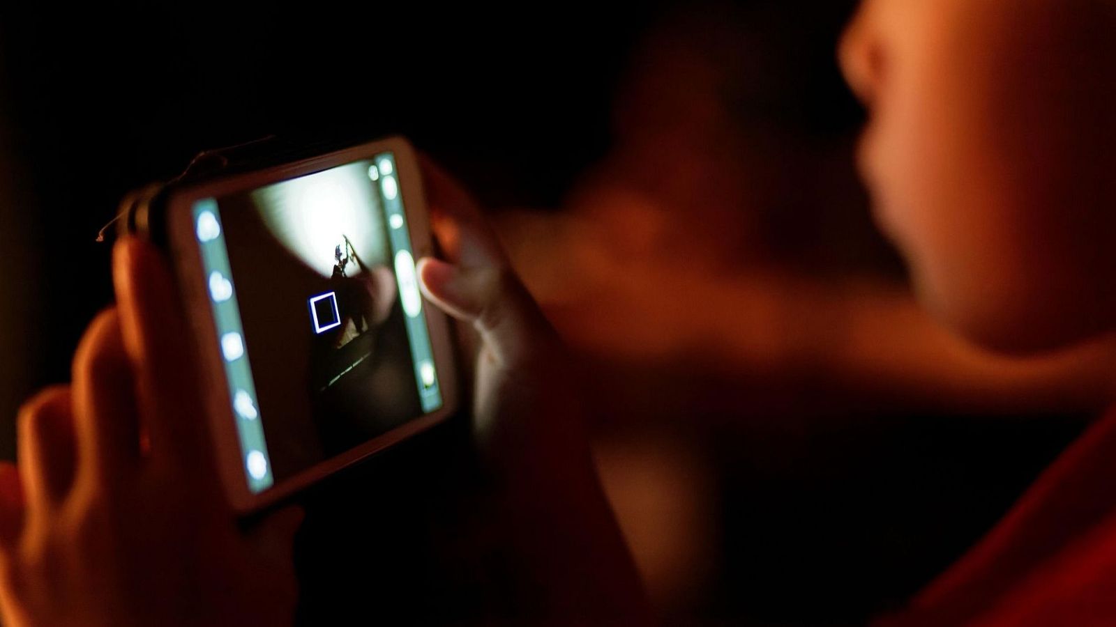 Prohibir o educar: el verdadero debate sobre el uso de redes sociales en menores