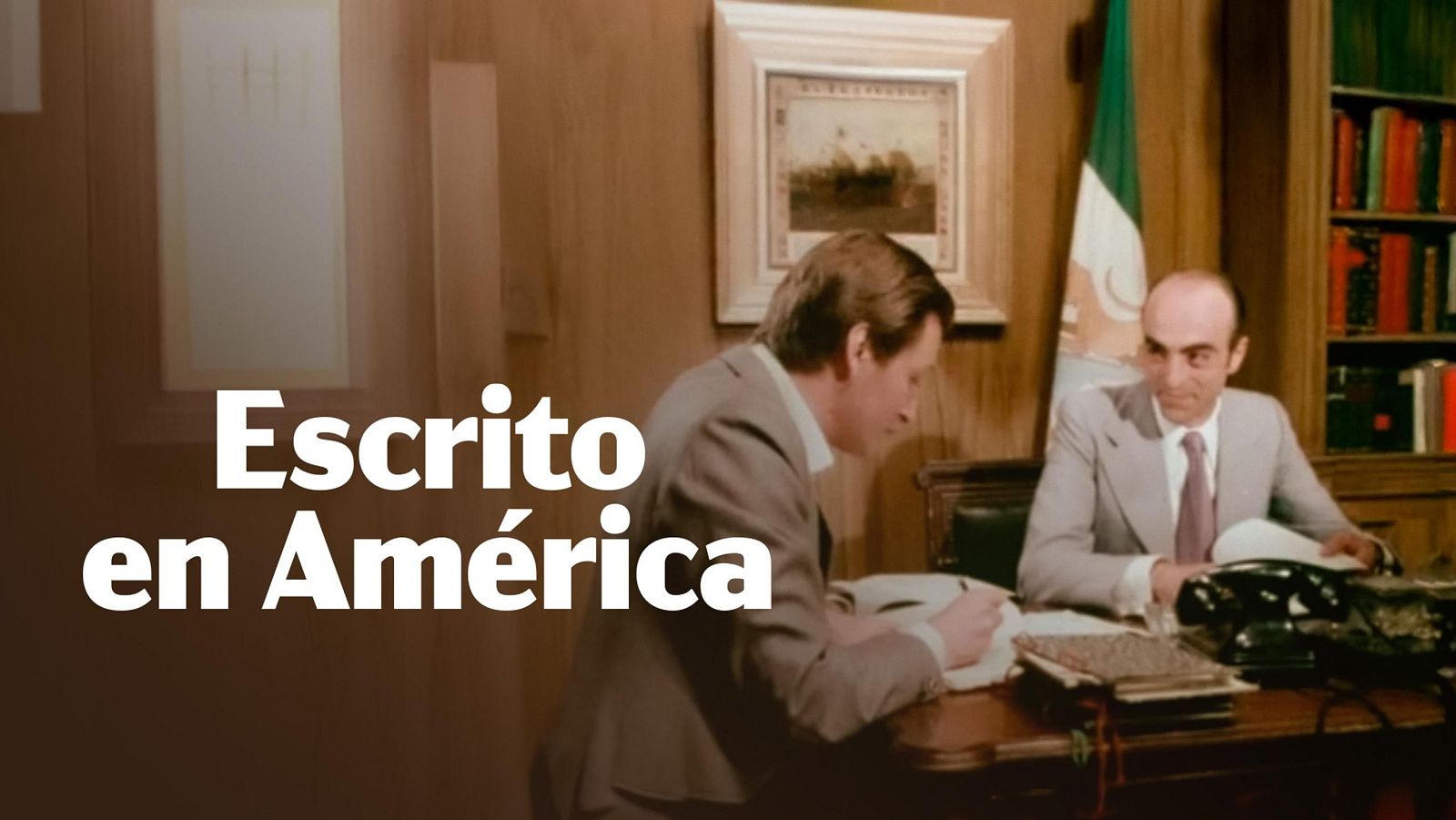 Un cartel de la serie muestra a dos hombres en trajes grises sentados en un escritorio con papeles y un teléfono antiguo, con una pared de madera y elementos decorativos de fondo, incluyendo una bandera y una estantería.