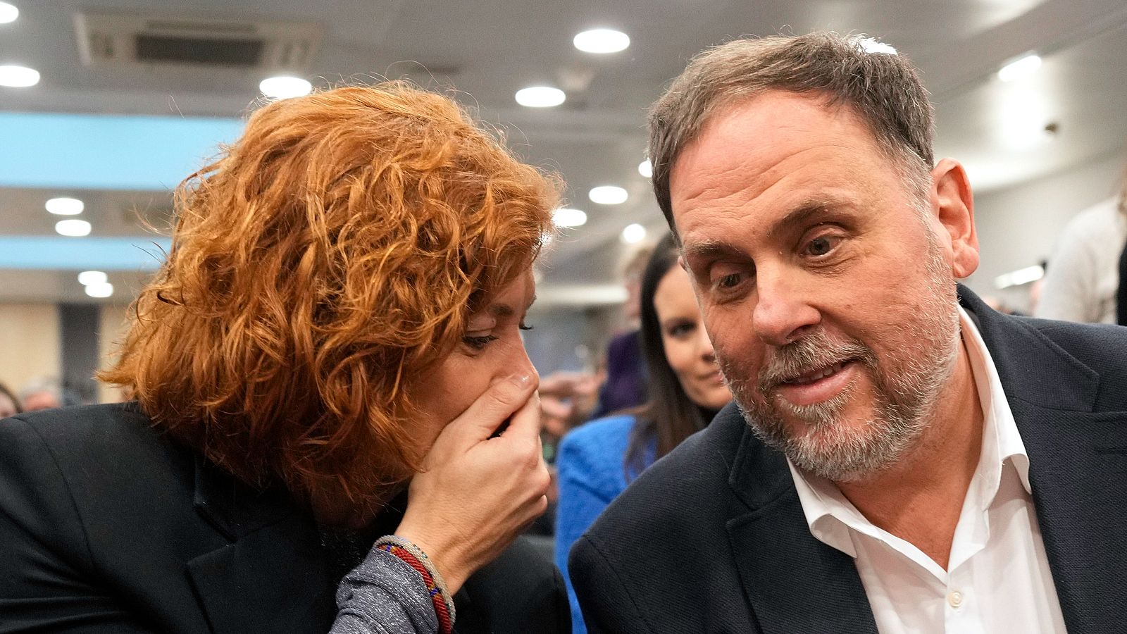 El president d'ERC, Oriol Junqueras, conversa amb Elisenda Alamany a la seu d'Esquerra
