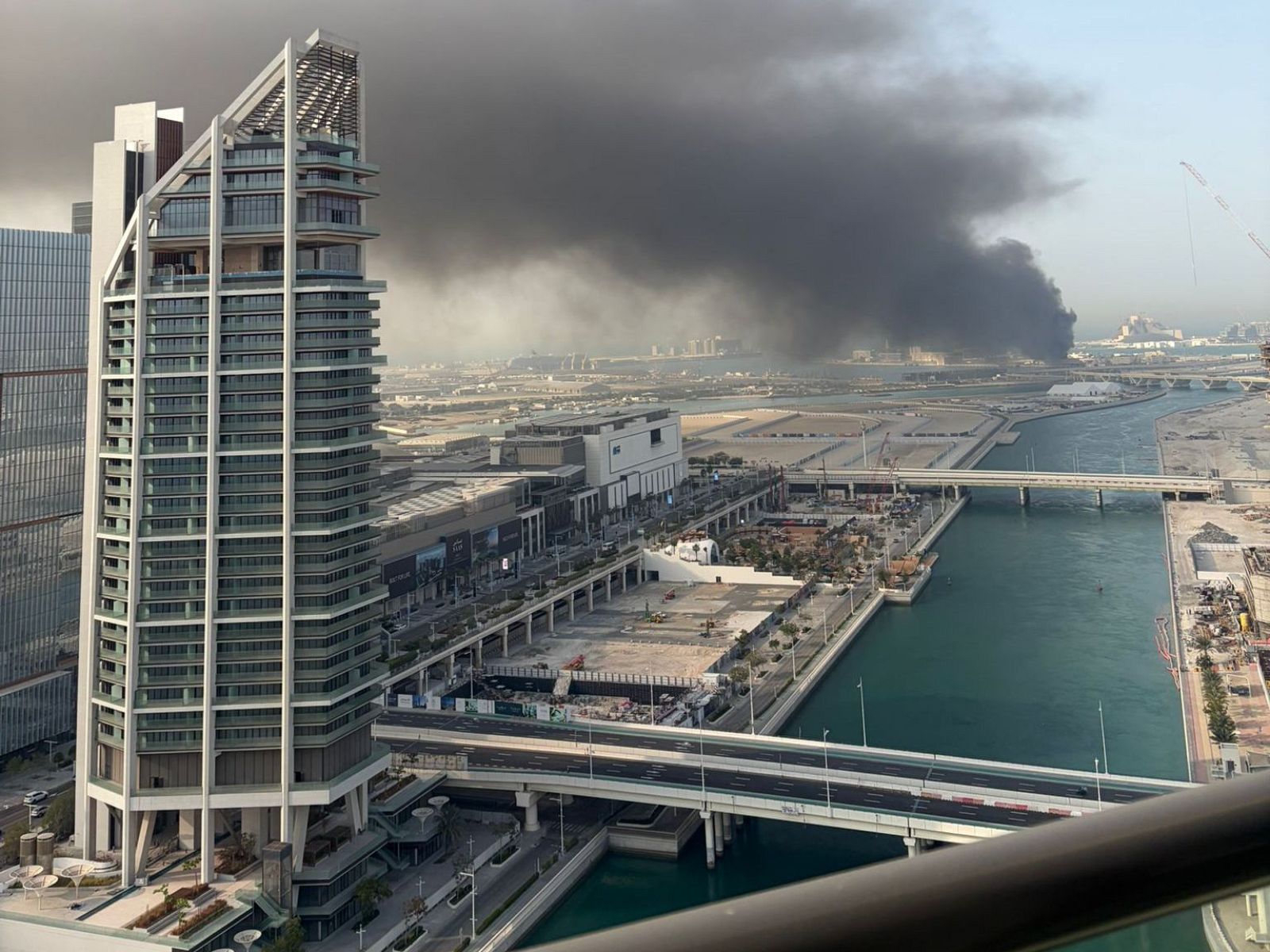 En la imagen se observa el puerto deportivo de la isla de Al Reem en Abu Dabi repleto de humo como consecuencia de un incendio originado por un misil