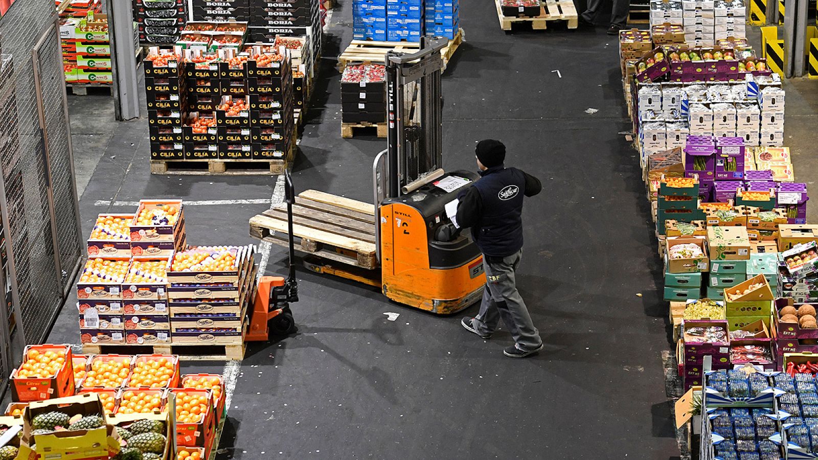 Un trabajador en un almacén de frutas y verduras en Hamburgo