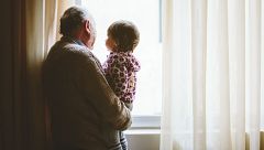 Mujeres de la 'generación sándwich' atrapadas en el cuidado de hijos y padres: "Mi cabeza es una olla a presión"