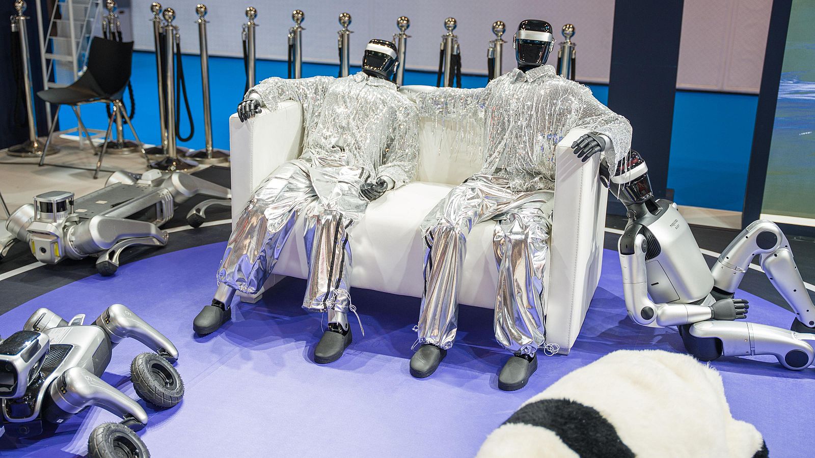 Robots humanoides y perros de compañía presentados en el MWC26