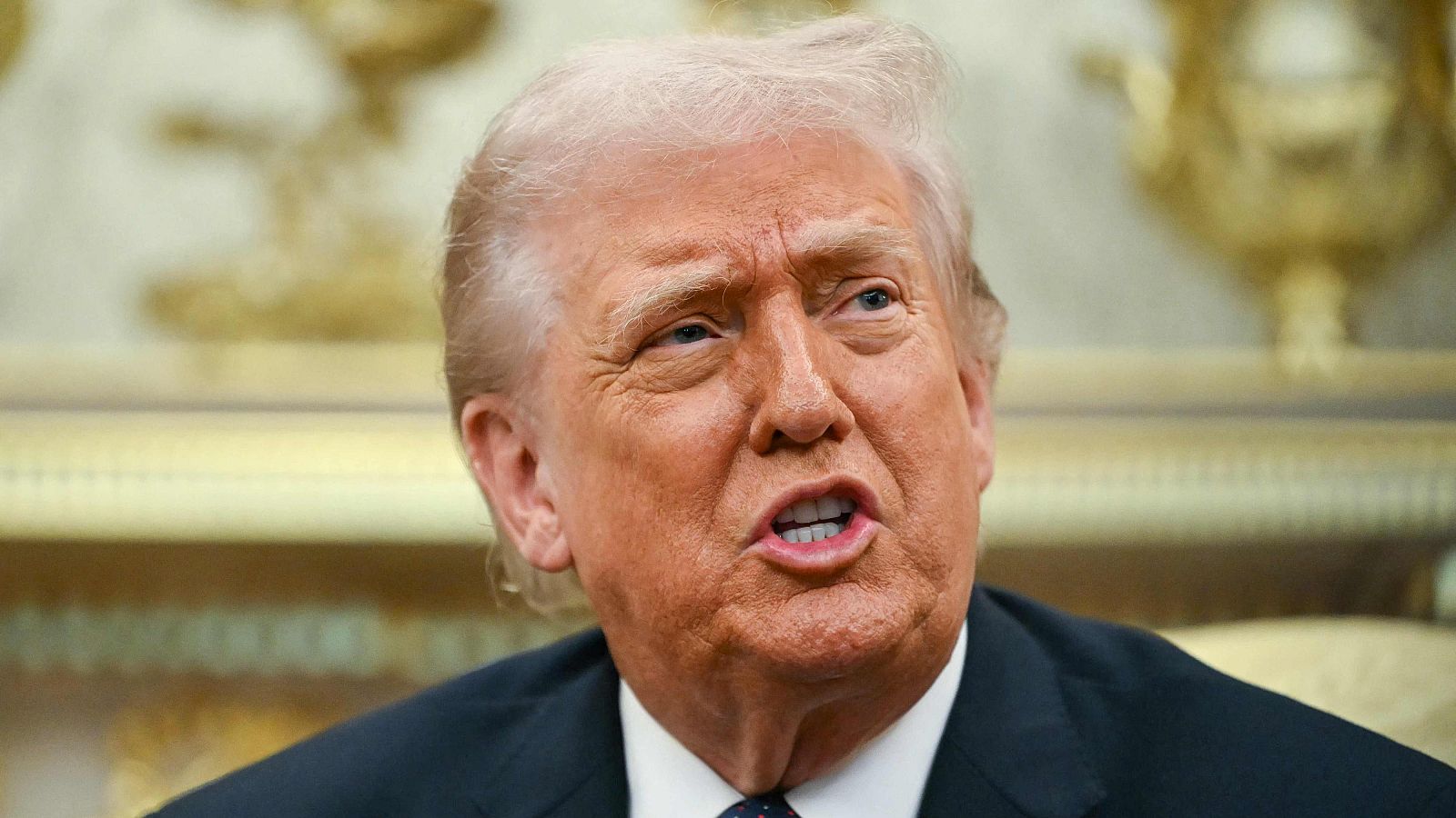 El president dels Estats Units, Donald Trump, parla durant una reunió amb el canceller alemany Friedrich Merz a l'Oficina Oval de la Casa Blanca