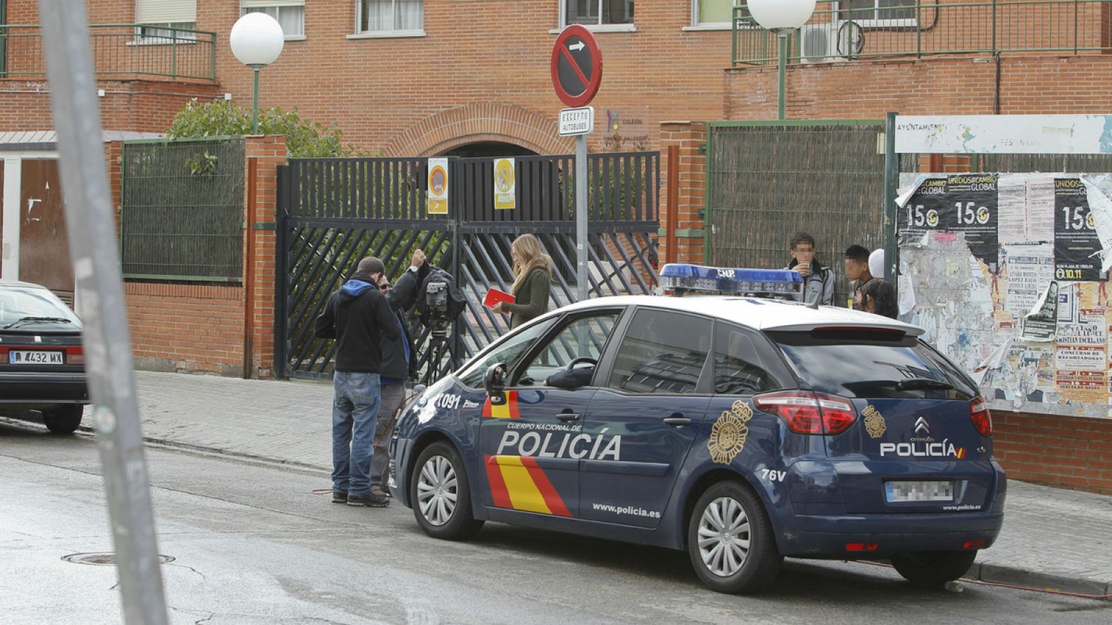Imagen de archivo de un coche de Policía Nacional a las puertas de un colegio