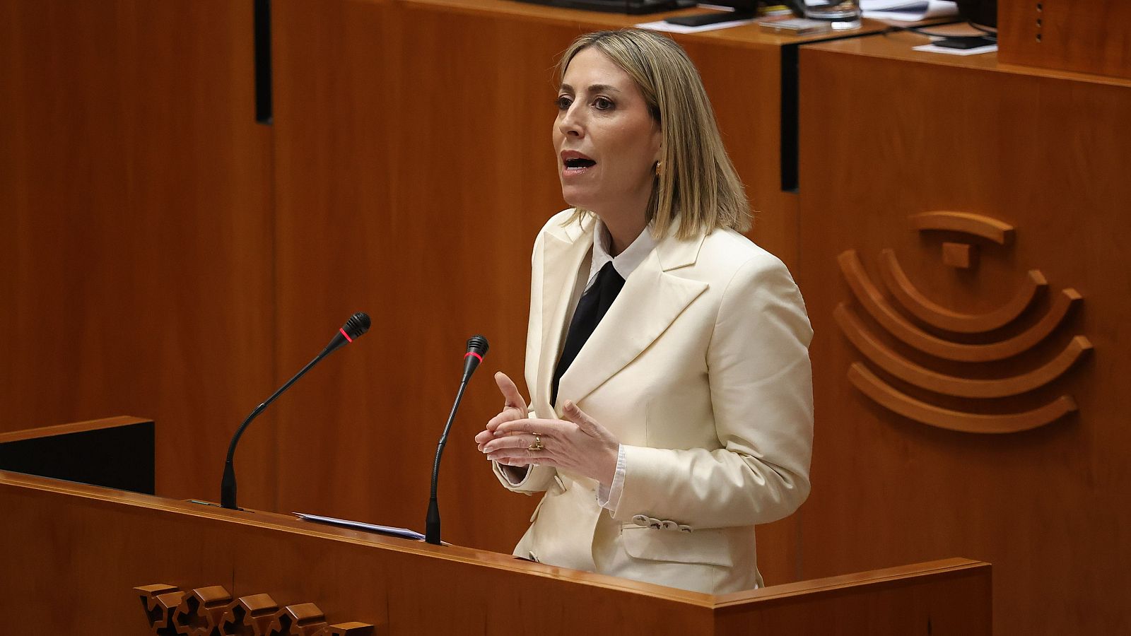 La candidata a la Presidencia de la Junta de Extremadura, María Guardiola, interviene en el debate de investidura