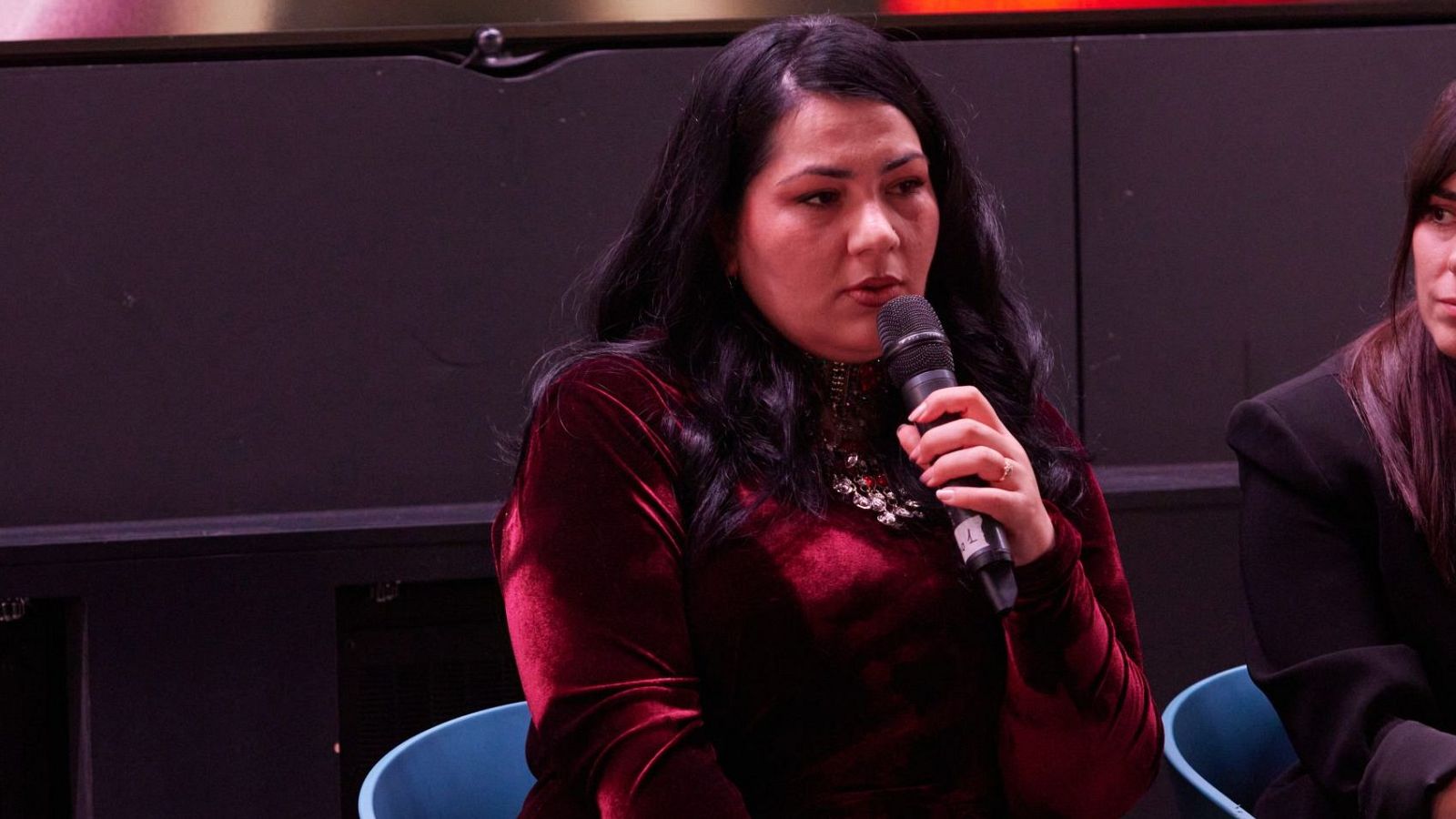 Khadiya Amín, la periodista afgana que lucha contra la violencia vicaria