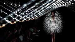 De Rosalía y Björk a Beyoncé y Rihanna, todas quieren a Iris Van Herpen: entramos en universo de esta diseñadora única
