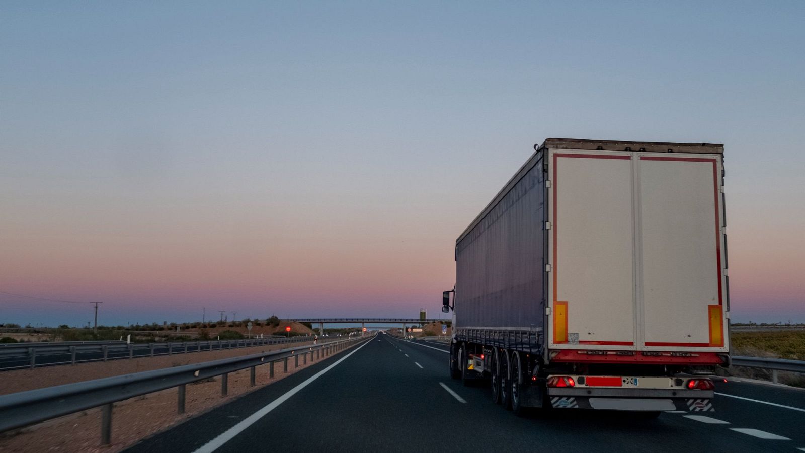 Un camión circula por una carretera y los transportistas denuncian que el gasóleo puede dispararse.