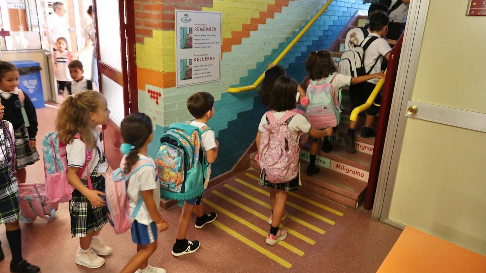 Alumnes d'Infantil pugen en fila cap a classe