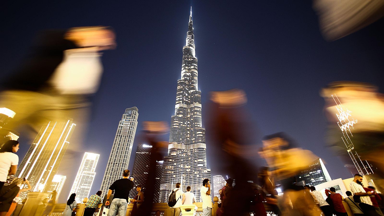 La numerosa población expatriada en Emiratos se debate entre la seguridad y la pérdida de su estilo de vida por la guerra.