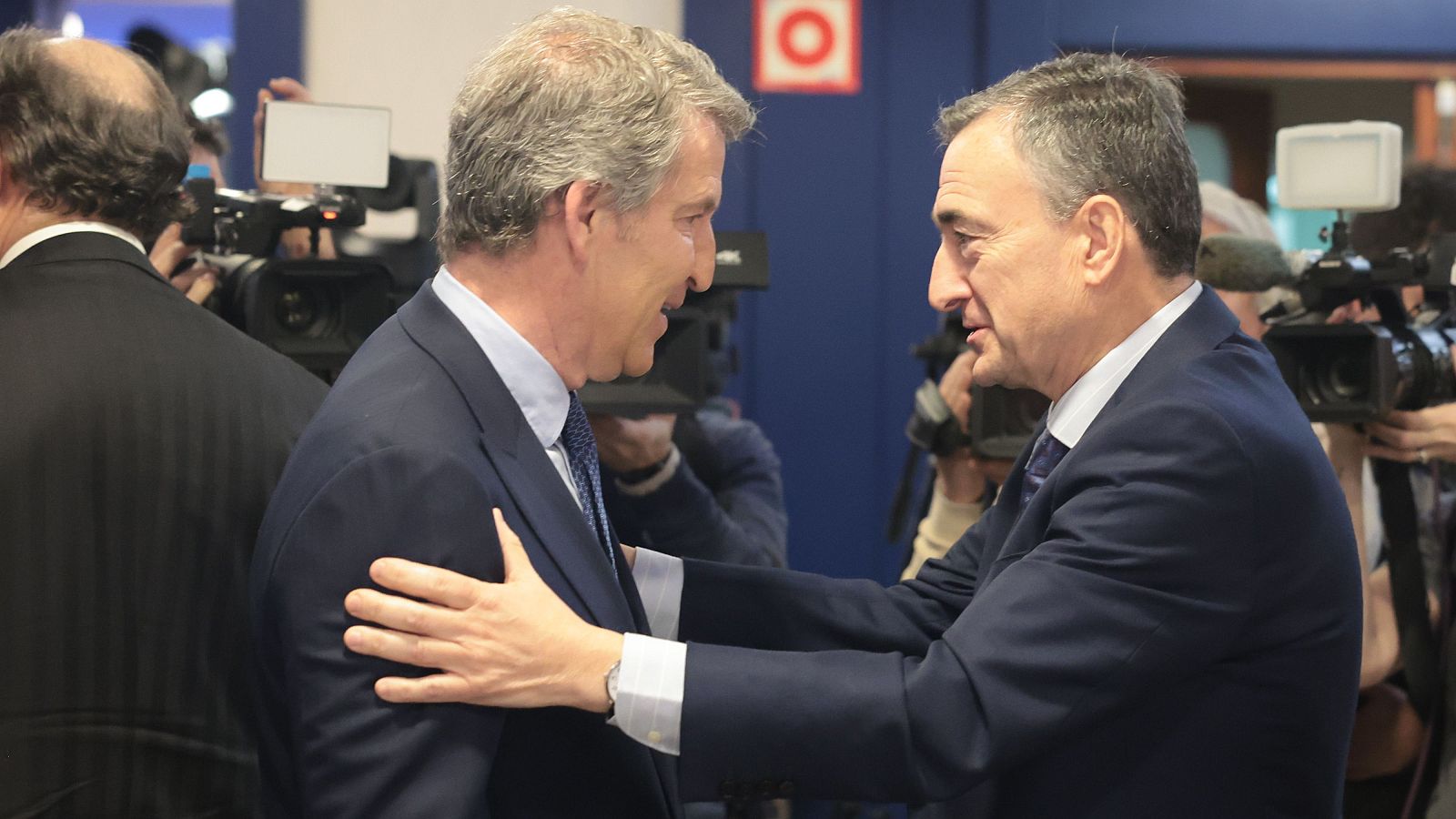 El presidente del Partido Popular, Alberto Núñez Feijóo, (i) estrecha la mano al presidente del PNV Aitor Esteban (d)