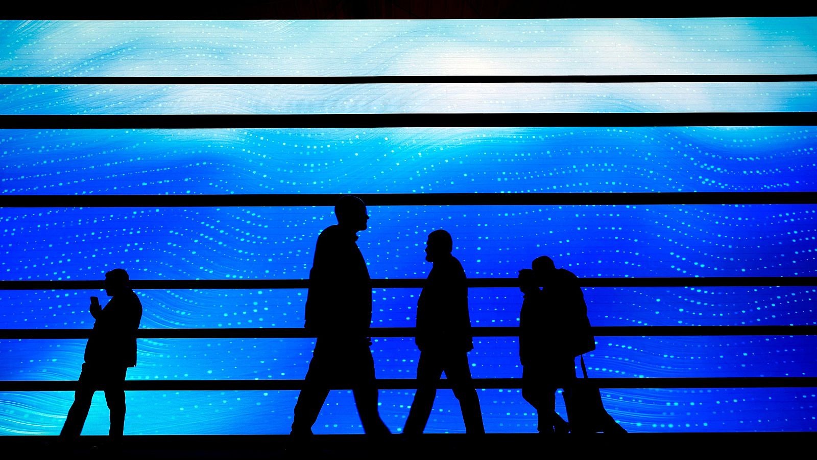 Diversos visitants en un dels passadissos durant la segona jornada de la vintena edició del Mobile World Congress (MWC)