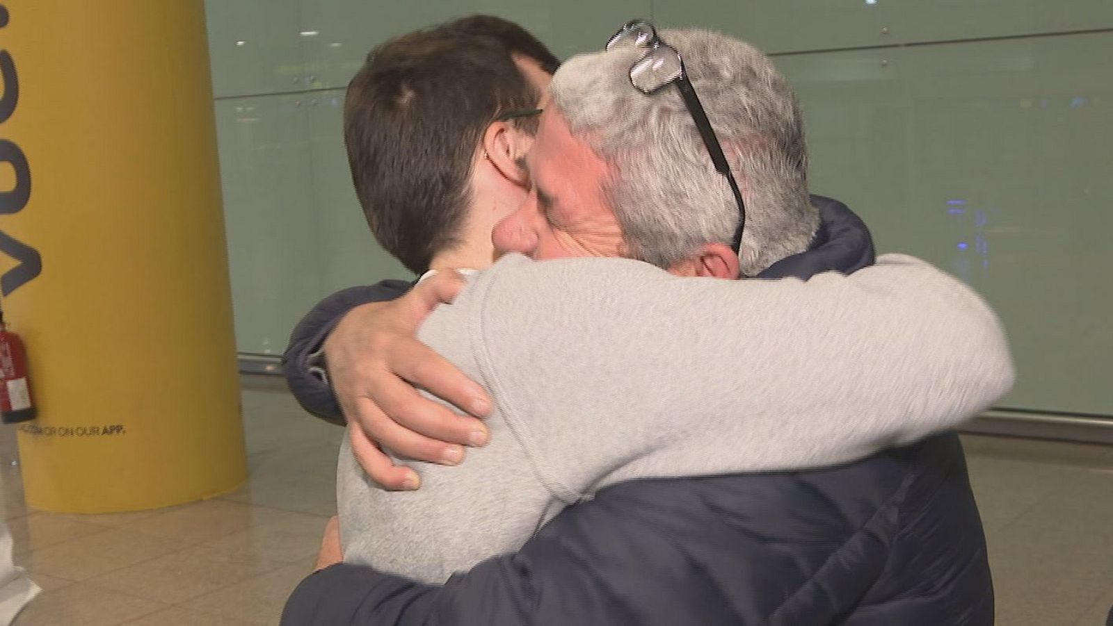 Primers catalans que arriben del Golf Pèrsic a l'aeroport de Barcelona