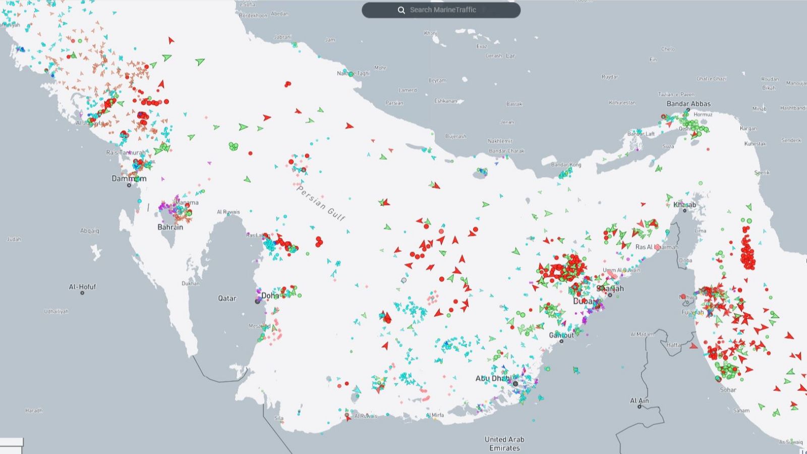 Cientos de barcos con petróleo siguen parados en el Estrecho de Ormuz