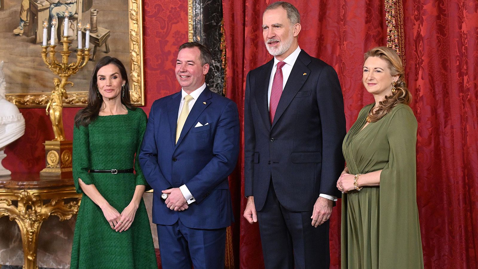 Los reyes de España, Felipe VI y Letizia, junto a los Grandes Duques de Luxemburgo durante una recepción en el Palacio Real