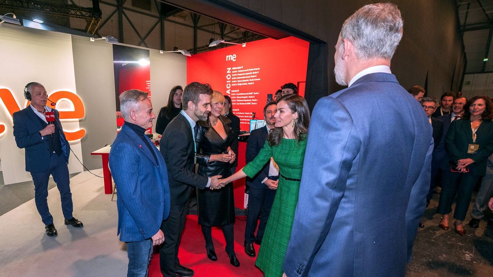 Visita de Don Felipe y Doña Letizia al stand de RTVE en ARCO