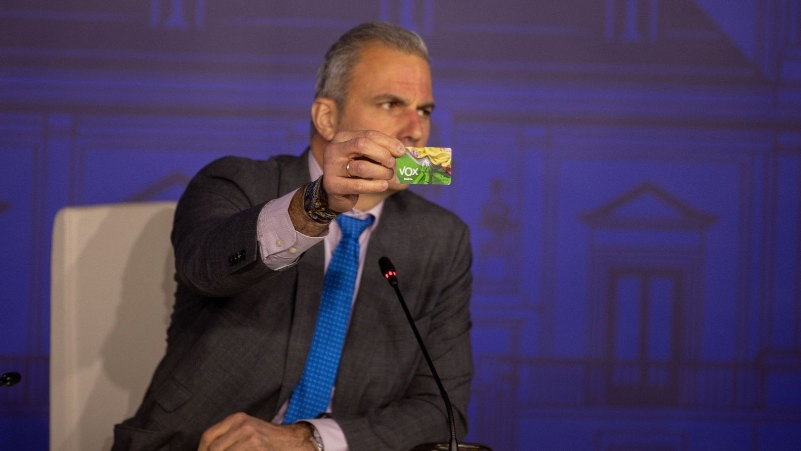 Javier Ortega Smith exhibe su carnet de Vox