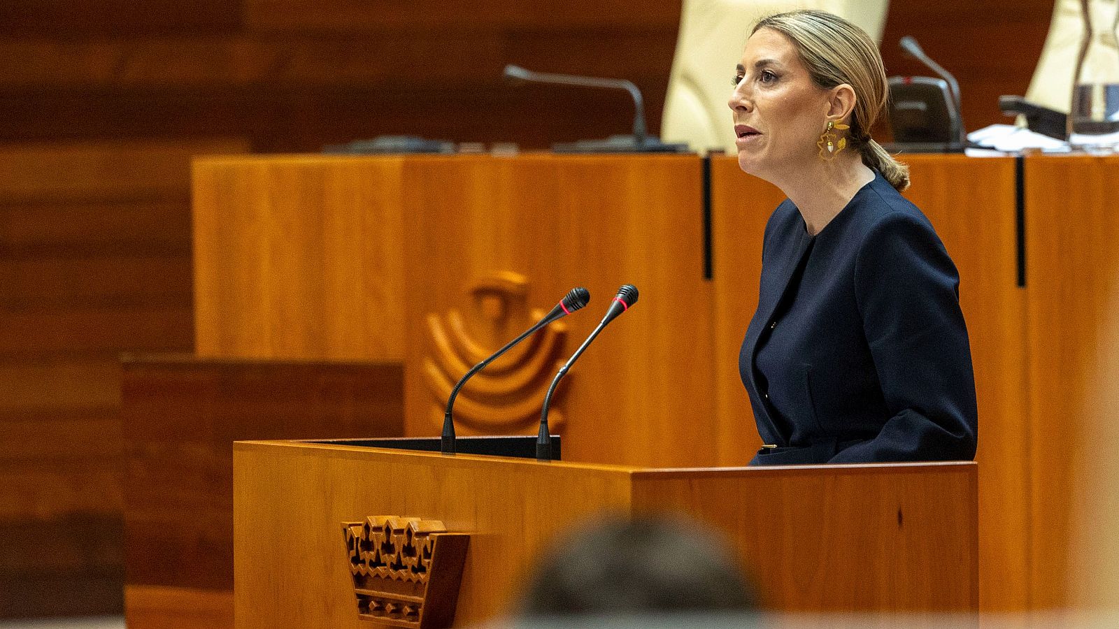 La presidenta extremeña en funciones, María Guardiola, interviene ante el parlamento regional