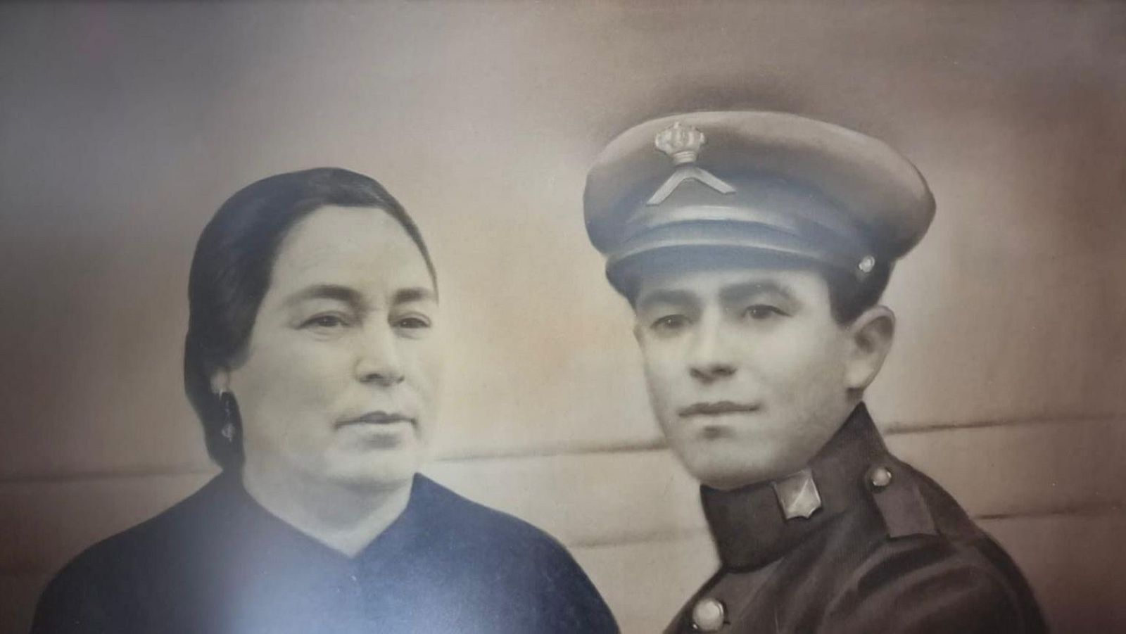 En la imagen puede observarse una fotografía antigua donde aparecen dos personas. Son Sinforosa Ovejero y su marido, Agustín Felipe Labrado.